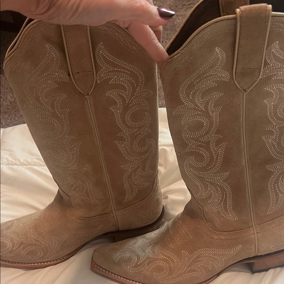 Ariat Tan Western Boots with Embroidery - Picture 5 of 10